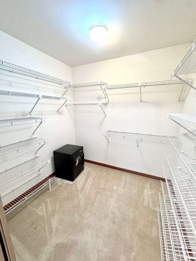 Building Photo - GRAND FIVE BEDROOM HOME