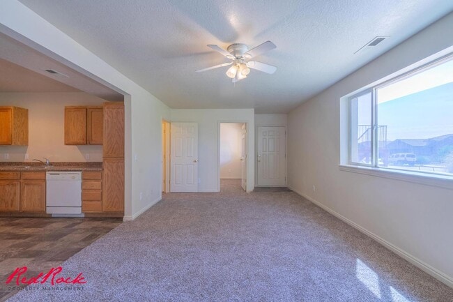 Building Photo - Enjoy Scenic Ivins Living – 3-Bed, 2-Bath ...