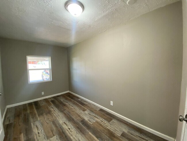 Building Photo - 1800 NE 56th St