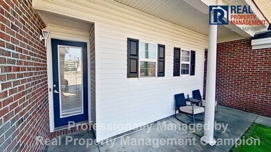 Building Photo - Immaculate 2 BD/2 BA Townhome with Open Floorplan and Split Bedrooms