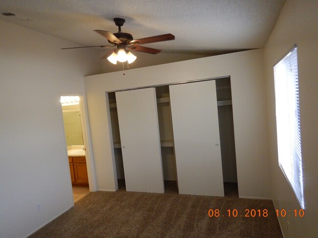 Building Photo - West Ironwood Hill Dr & Greasewood Rd 2/2