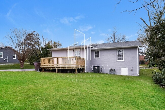Building Photo - Charming 3 Bed Home with Spacious Layout i...