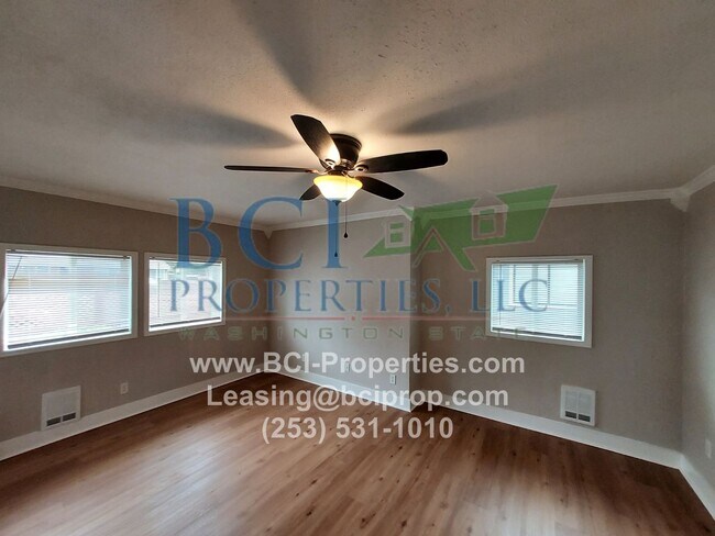 Building Photo - Beautifully remodeled 2 bedroom Duplex nex...
