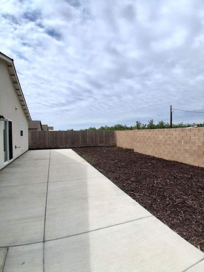 Building Photo - PRICE REDUCTION + MOVE-IN SPECIAL! Beautiful Home in Madera!