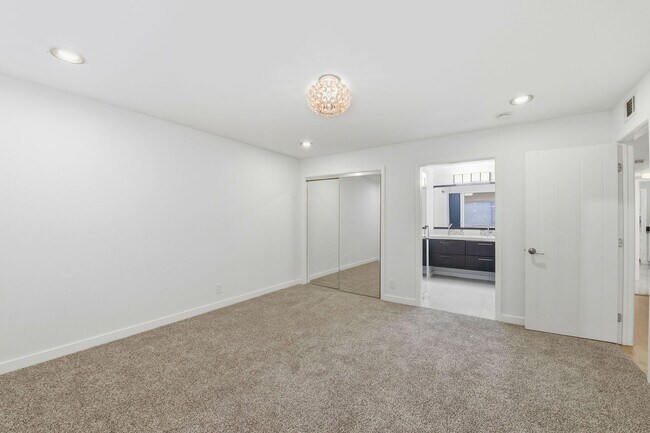 Building Photo - Hidden Gem at Saratoga Creekside – End Unit with Yard