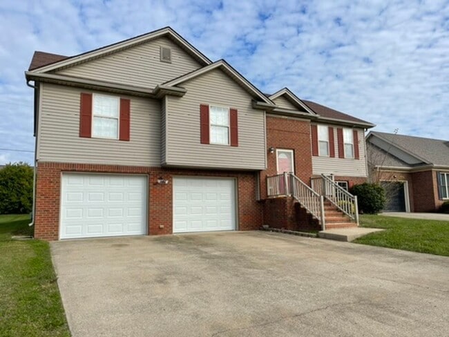 Primary Photo - Large Home in Shelbyville For Rent