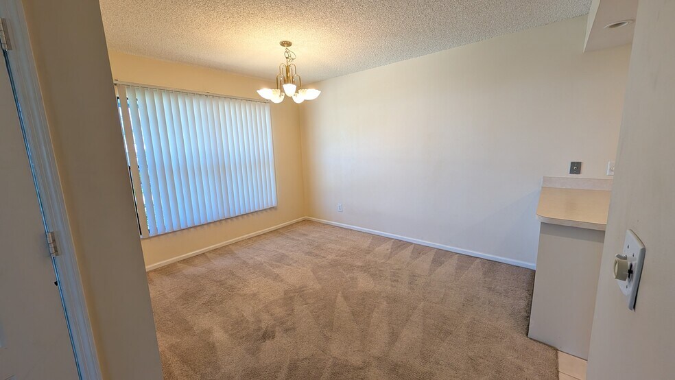 Dining Room - 950 S Kanner Hwy