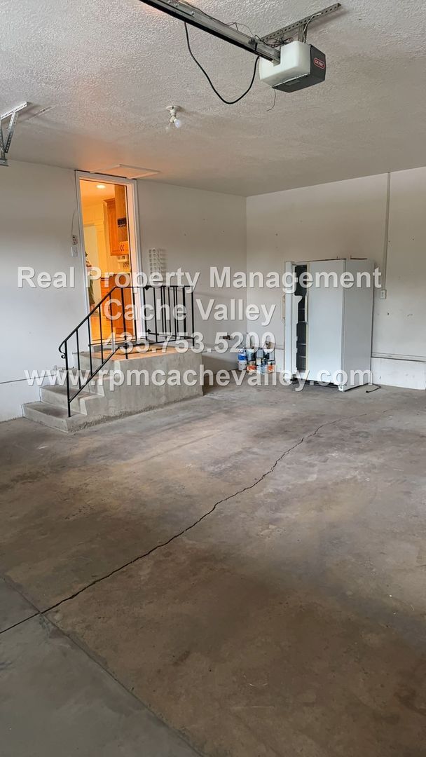Building Photo - 220 E 300 N