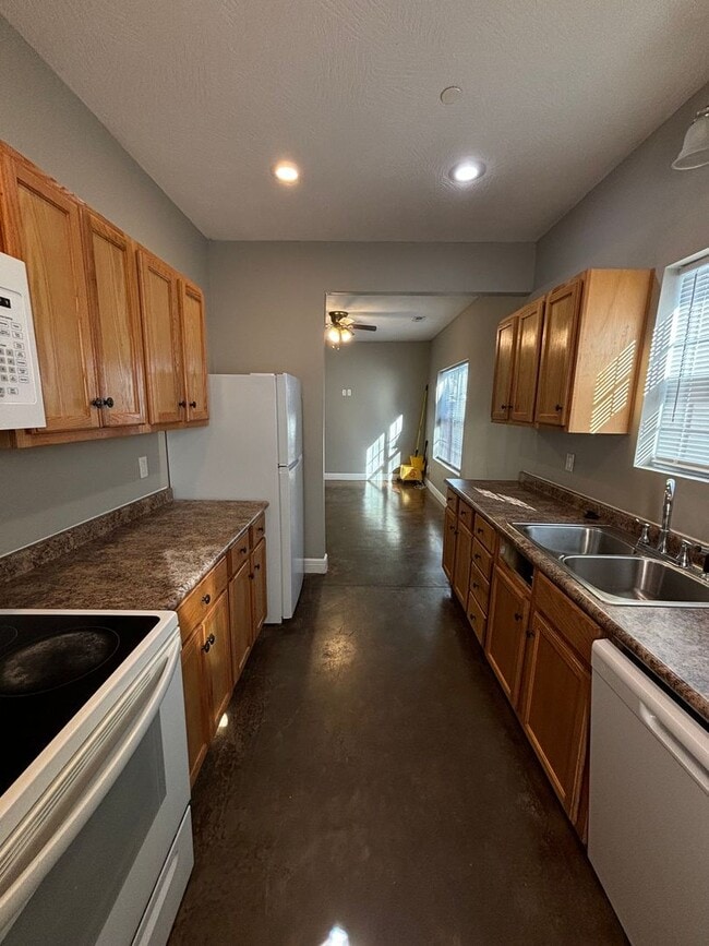 Building Photo - 1316 E Blaine St