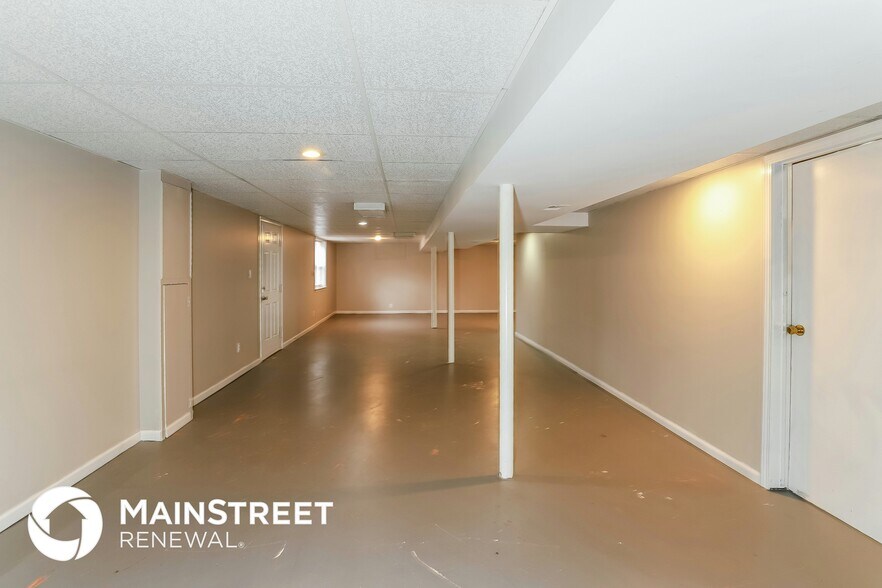 Building Photo - 5833 N Lenox Ave