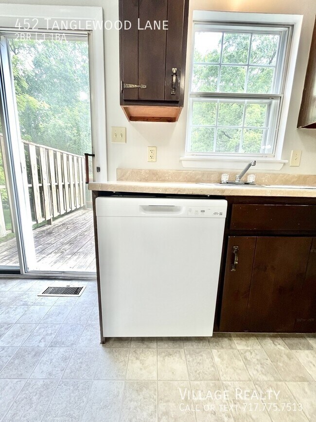 Building Photo - 452 Tanglewood Ln