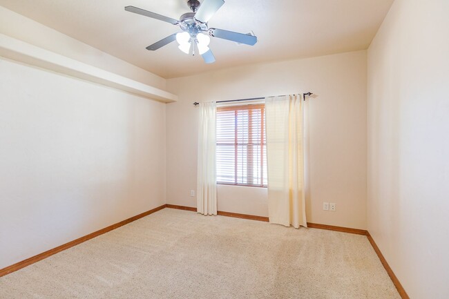 Building Photo - Beautiful Spacious 4 bedroom 2 bath House!