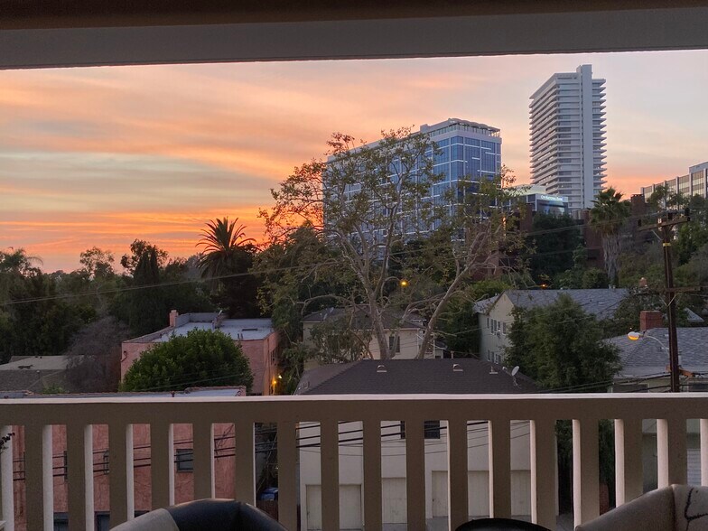 Building Photo - 999 N Doheny Dr