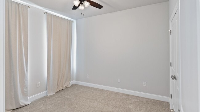 Building Photo - 3 Bedroom Townhomes Off Burbank