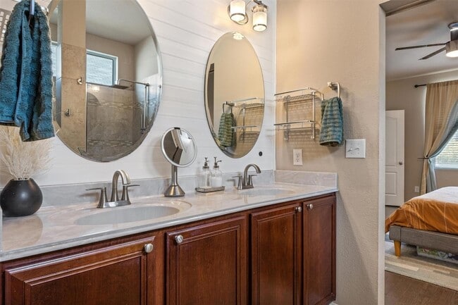 Building Photo - 1117 Nevarez