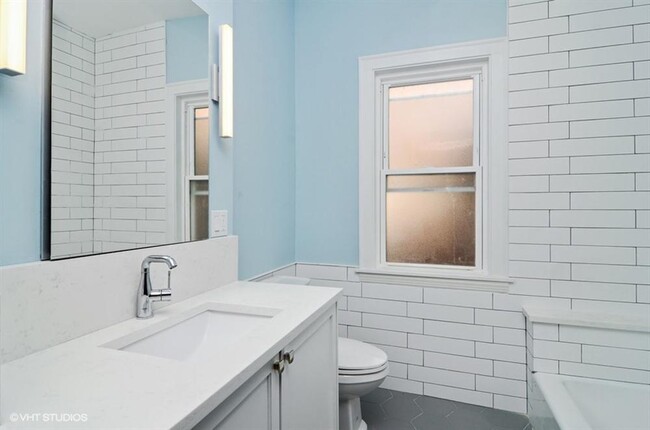 Building Photo - 3 bedroom in Chicago IL 60630