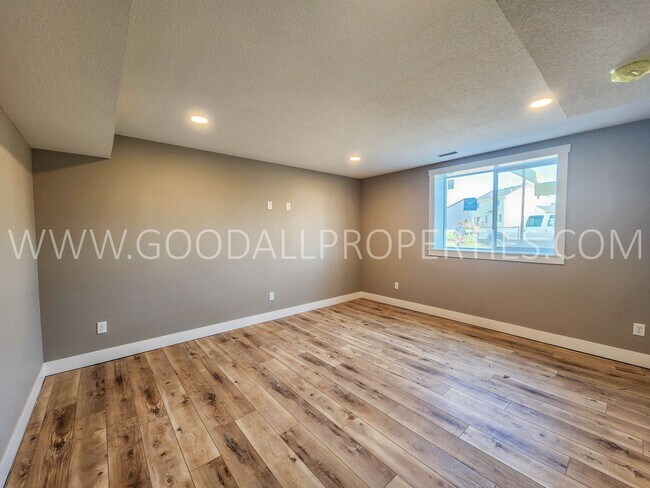 Building Photo - 6 Bedroom 4 bathroom two story home in Waukee