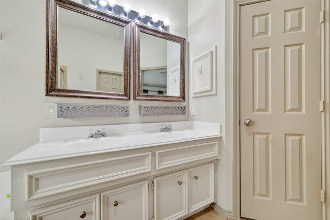 Building Photo - 2826 Lakecrest Forest Dr