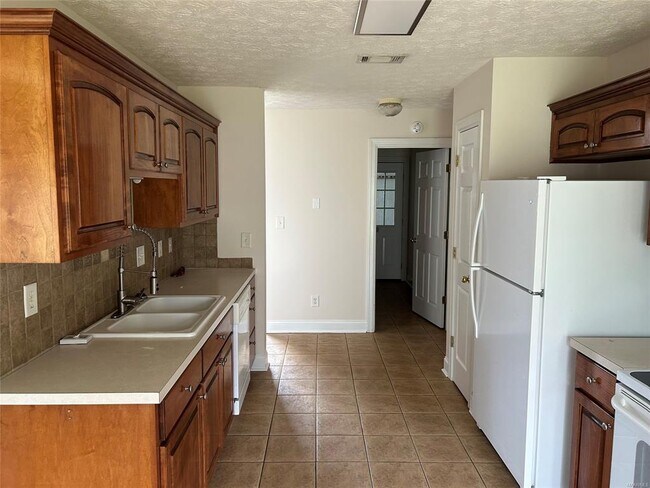 Building Photo - 608 River Birch Dr