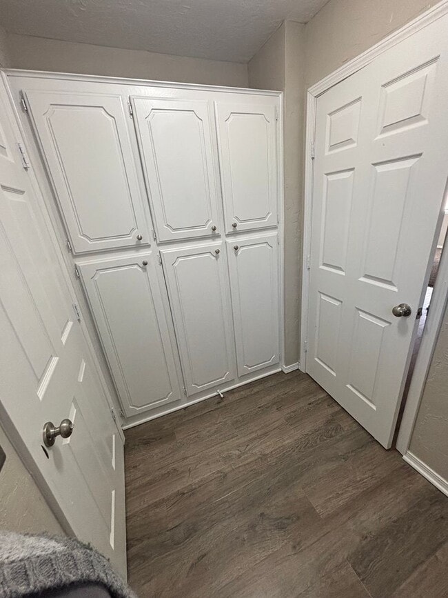 Building Photo - Beautifully remodeled with new paint, floo...