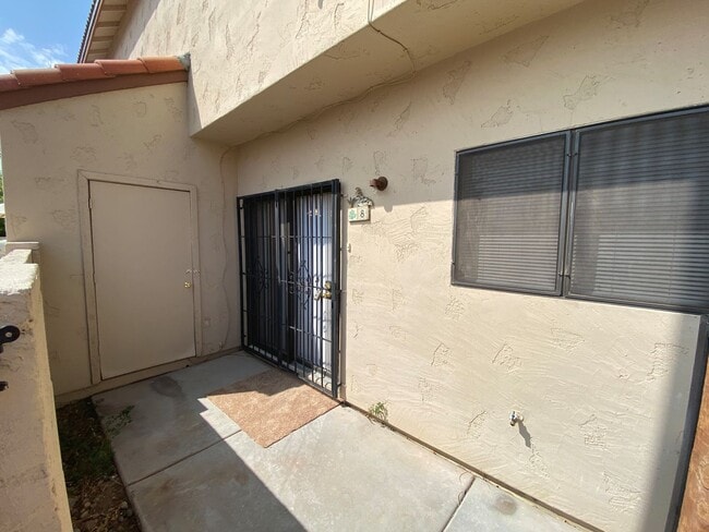 Building Photo - Chandler Townhouse 2 Bed & 1.5 Bath - 2 Story w/New Carpeting Full Size Washer/Dryer