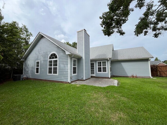 Building Photo - Discover this well-maintained 3-bedroom, 2-bath home in Carriage Hills