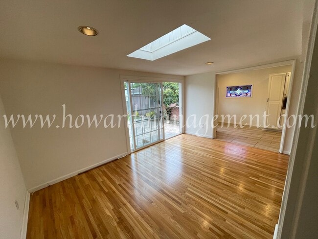 Building Photo - Beautiful Home On Corner Lot With Large Ba...
