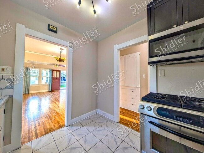 Building Photo - Upgraded Bungalow with Garage