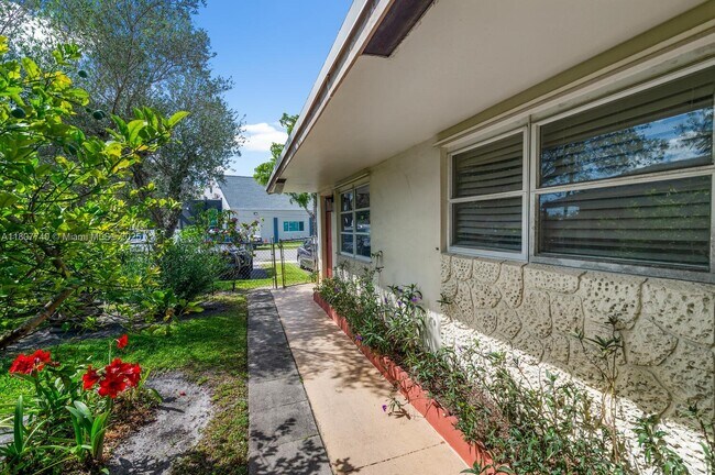 Building Photo - 5833 Taylor St