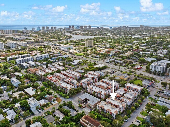 Building Photo - 1033 NE 17th Way