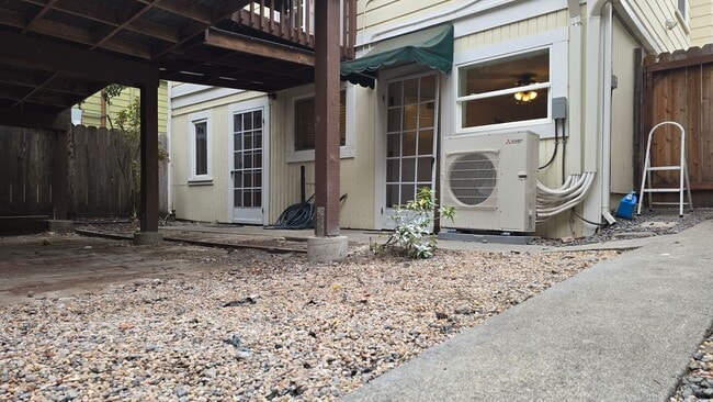 Building Photo - 1 Bedroom Walking Distance to Downtown and...