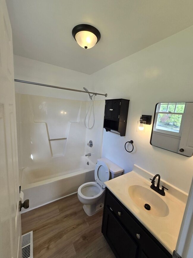Building Photo - NEWLY REMODELED 3 bedroom house in Colonial Heights