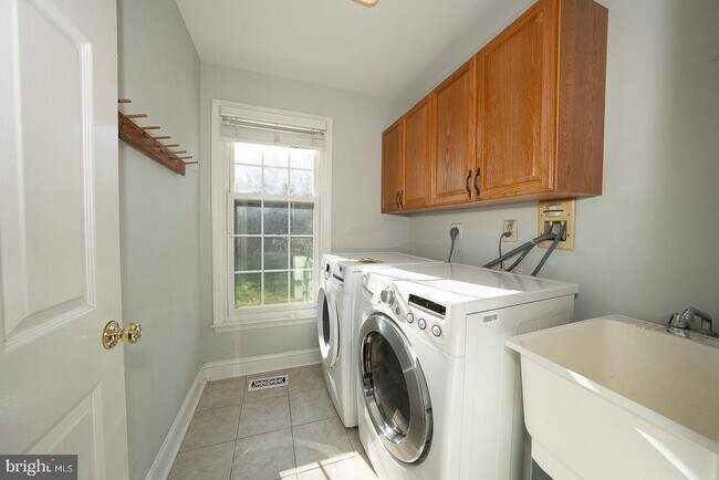 Building Photo - 1099 Armstrong Ct