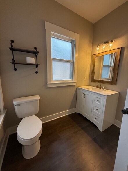 Building Photo - 412 E 4th St