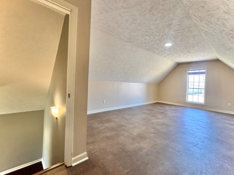 Building Photo - 54 Lawrence Rd