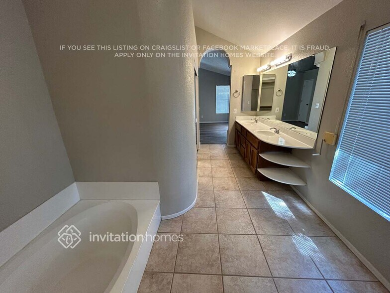 Building Photo - 7037 N 28th Dr