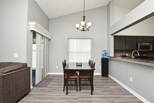 Building Photo - Charming 3/2 home 32825