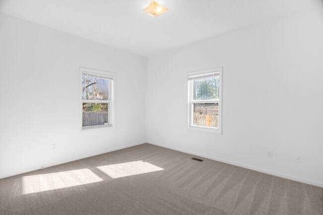 Building Photo - Cozy Home located in Greensboro
