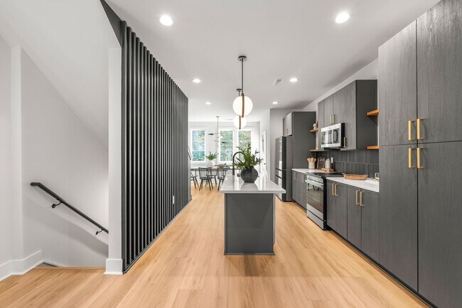 Building Photo - Modern Living in the Heart of Plaza Midwood!