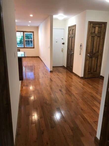 Building Photo - 405 W 263rd St