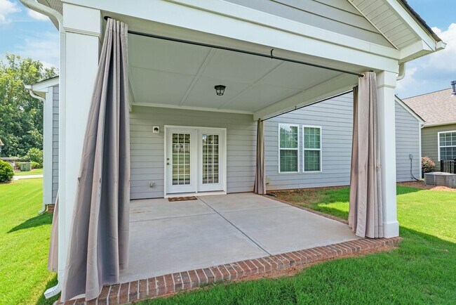 Building Photo - 3 Bedroom Home in Belmont!