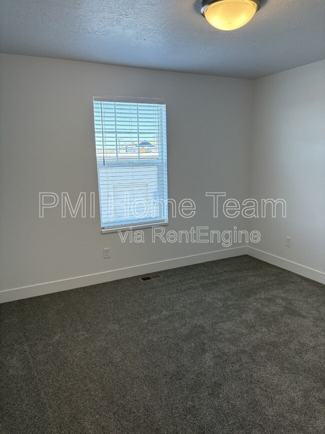 Building Photo - 614 W Cozy Ln