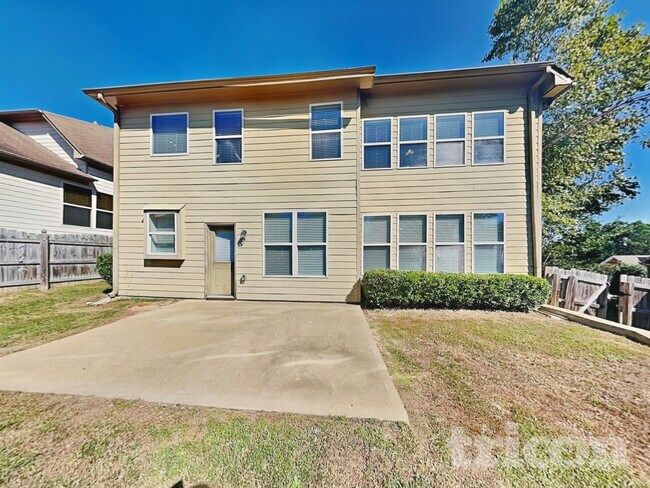 Building Photo - 5517 Village Trace