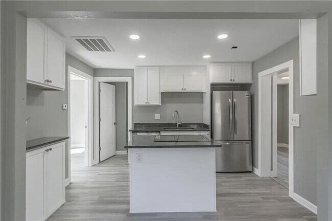 Building Photo - Updated 2/1 in Independence