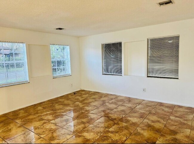 Building Photo - 2941 NW 9th Pl