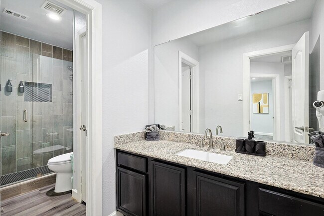 Building Photo - 521 E Robin Ct