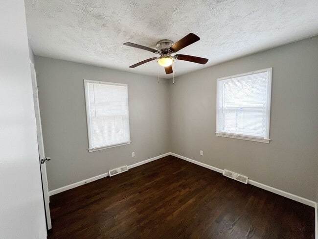 Building Photo - AVAILABLE SOON: Beautiful 3 Beds 1.5 Bath Home in Grandview!