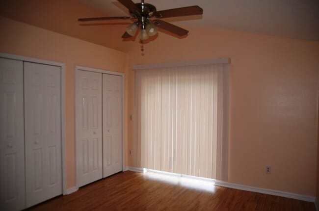 Building Photo - Cute 3/2 House with Laminate Flooring and 1-Car Garage (SE Orlando)