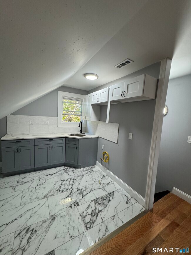 Building Photo - 231 Davenport Ave