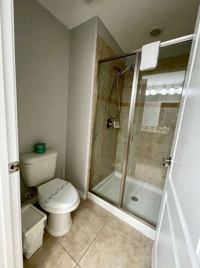 Building Photo - RENOVATED 4 bed 3 bath Completely FURNISHE...